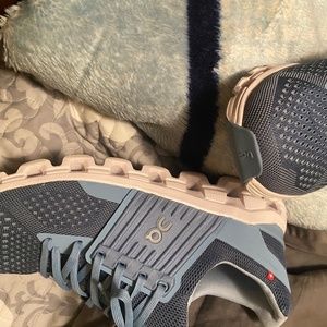 Women cloud tennis shoes size 11